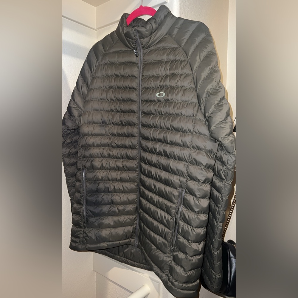 Oakley men’s puffer jacket in a size large.
